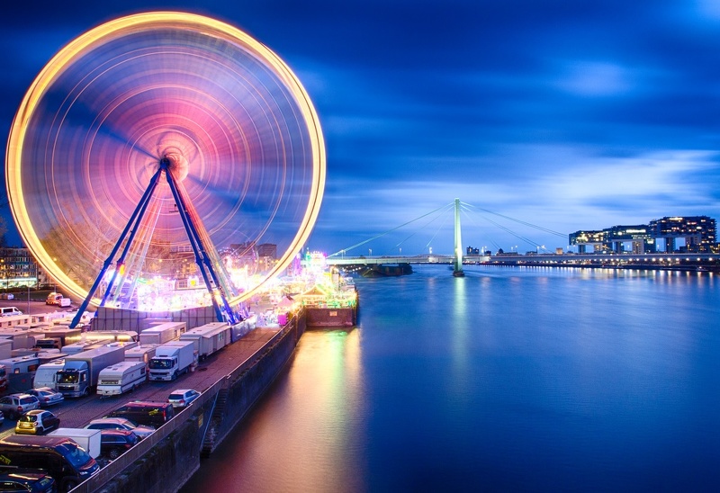 Riesenrad von der Deutzer Brücke - im Hintergrund die Severinsbrücke. 20160406-204131 - HDR.jpg
