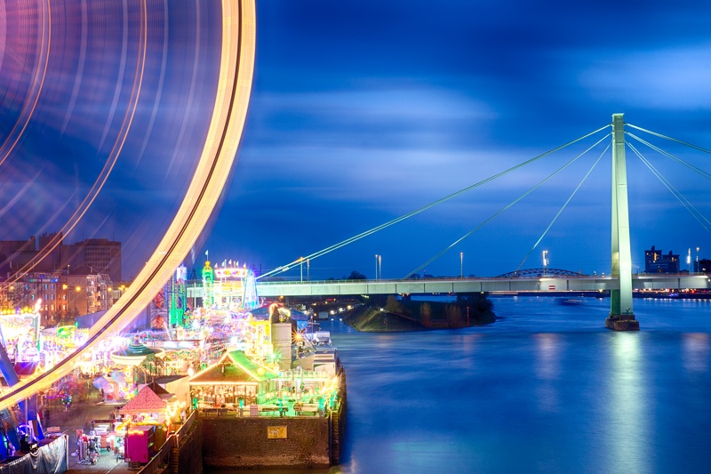 Riesenrad von der Deutzer Brücke - im Hintergrund die Severinsbrücke. 20160406-204329 - HDR.jpg