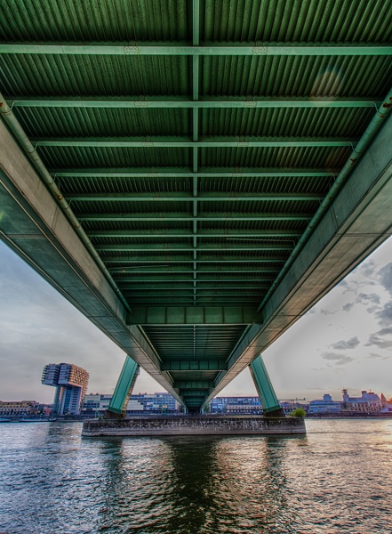 Severinsbrücke von unten der Länge nach fotografiert. Um mehr tiefe zu bekommen hab ich ein UWW mit 10mm Brennweite genommen.
Bei der Tour am 11. Mai hatte ich Begleitung von Tina die auf ihrem Blog pics and places, ebenfalls ein Bild von der Severinsbrücke machte: Köln - kleine Fototour am Rhein
20160511-203606_HDR.jpg