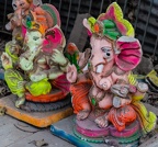 Man braucht nicht lange suchen und findet soll kleine Figuren die zu Ehren des Gottes Ganesha aufgestellt werden. Ganesha ist der Glücksgott. Unter der Bezeichnung Vinayaka ist er auch aus dem Tantra bekannt, wo er als begnadeter Tänzer und beweglicher Liebhaber verehrt wird. 