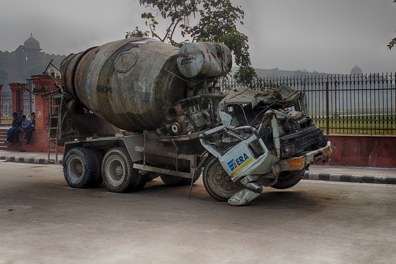 Ein Unfallwagen der auf dem Gelände des Roten Forts abgestellt wurde. Auch so Bilder sind alltäglich ... 20151212-110402-2.jpg