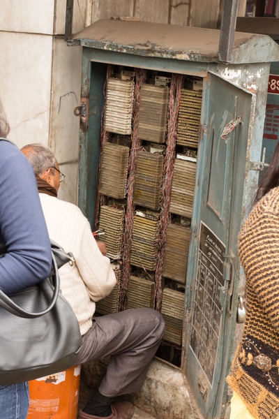 Das Bild hat mich überrascht - also klar - Telefon gibt es in Indien ;) ... nein - Es sieht dort sehr aufgeräumt aus - wenn ich da an die Stromverkabelung paar Bilder zu vor erinnern darf ... Kurios? ;) 20151212-125412.jpg