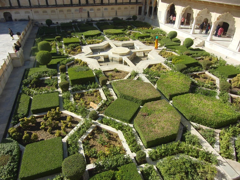Lustgarten Aram Bagh 20151214-104322.ch.jpg