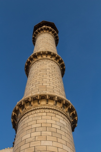 Die vier Minarette die das Taj Mahal umgeben sind jeweils 40m hoch. Damit diese bei einem Erdbeben nicht auf das Taj fallen, wurden diese leicht wegkippend vom Taj aufgebaut. 20151215-162518.jpg