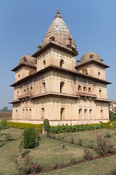 Orchha beherbergt viele Kenotaphe. Ehrengräber / Leergrab. Es wurde an der Stelle der Feuerbestattung wohlhabener Hindus gebaut. 20151217-103911.jpg