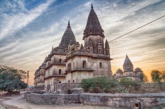 Orchha beherbergt viele Kenotaphe. Ehrengräber / Leergrab. Es wurde an der Stelle der Feuerbestattung wohlhabener Hindus gebaut. 20151216-170509.bearbeitet.jpg