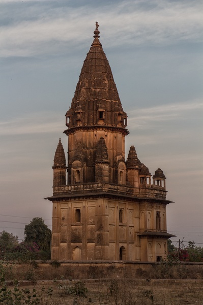 Orchha beherbergt viele Kenotaphe. Ehrengräber / Leergrab. Es wurde an der Stelle der Feuerbestattung wohlhabener Hindus gebaut. 20151216-170958.bearbeitet.jpg