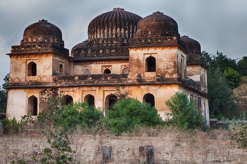 Orchha beherbergt viele Kenotaphe. Ehrengräber / Leergrab. Es wurde an der Stelle der Feuerbestattung wohlhabener Hindus gebaut. 20151216-171236.bearbeitet.jpg