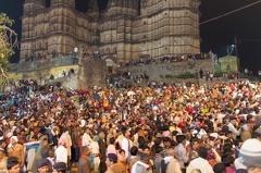 ... und da wurde uns klar, warum man uns im Empfohlen hat nur wenig bei uns zu tragen. Aber wir bekamen ja VIP-Plätze und waren daher nicht in diesem extremen getümmel