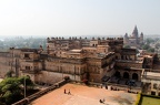 Blick auf Chaturbhuj-Tempel (hinten) und das Sheesh Mahal (vorne) vom Jahangiri Mahal aus.