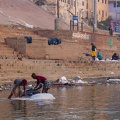 Wäsche Waschen am Ganges 2